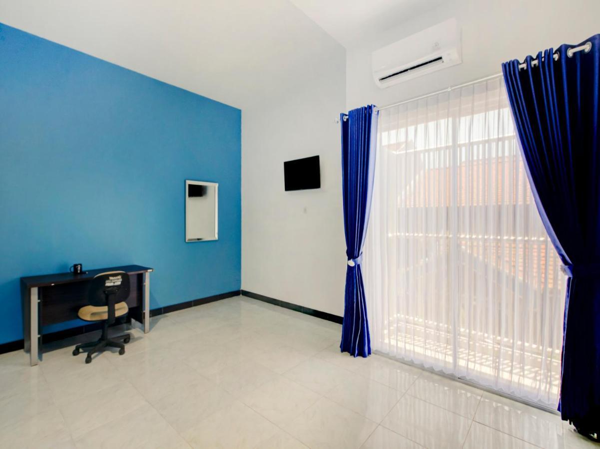 Oyo Life 3987 Kost Aditya Surabaya Exterior photo